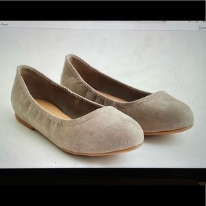 NWT TORRID Taupe Faux Suede scrunch ballet flat sz 9